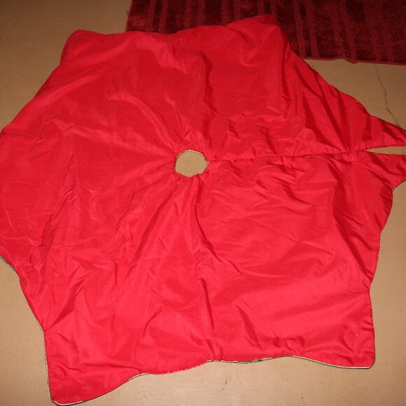 Beautiful tree skirt with three gold loop buttons to keep it together 50" wide - Picture 3 of 3